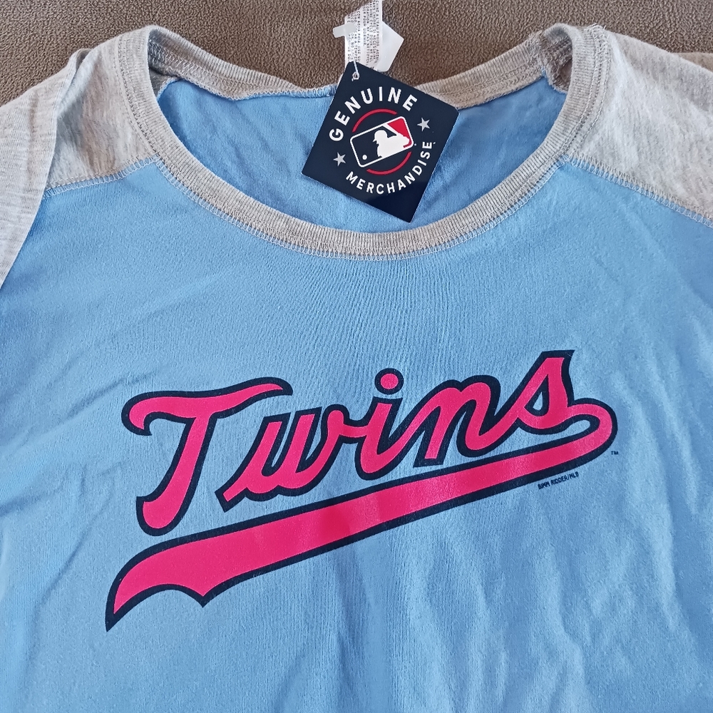 Script Twins raglan sleeve shirt